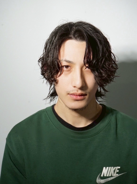 ミディアムロング×ツーブロックで魅せる爽やかパーマ