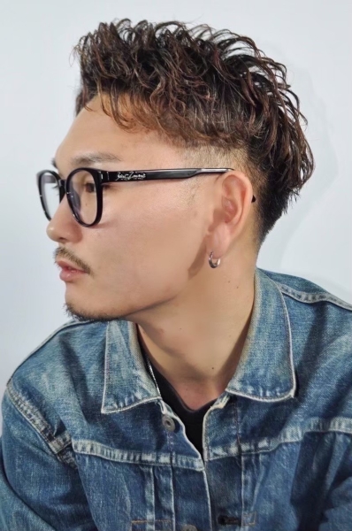 「ツーブロック × フェード × 毛流れパーマ」