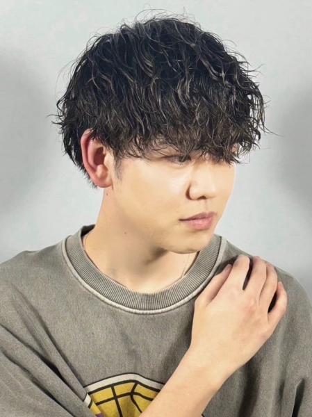 M字を自然にカバーする大人パーマ