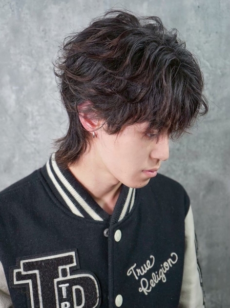 動きで魅せるウルフパーマ