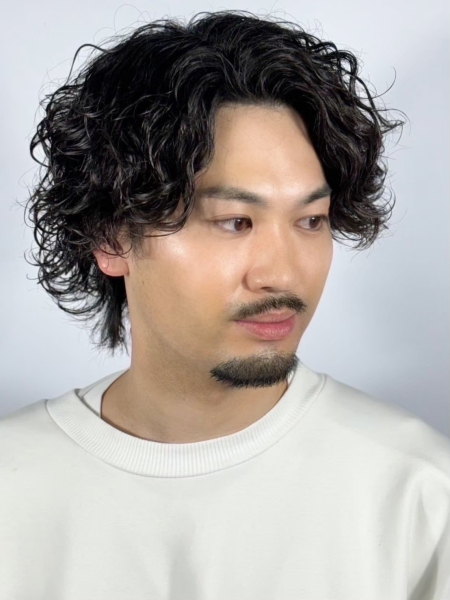 髭と相性抜群のワイルドスパイラルパーマ