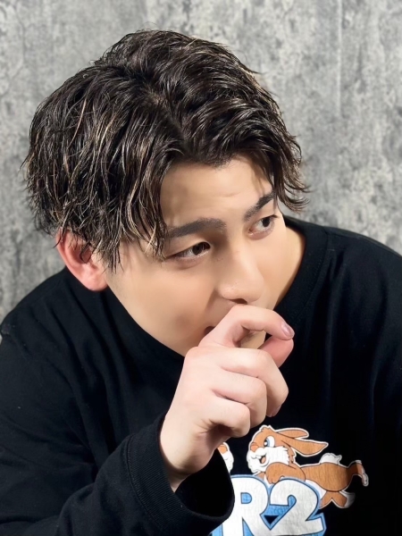 長めでも爽やかに決まる｜ツイストスパイラル×センターパートの大人メンズパーマ