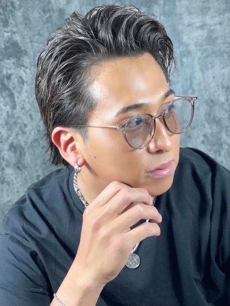 貫禄と清潔感を両立する“スキンフェード × オールバック”