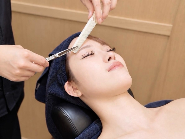 眉毛周りの産毛を顔剃りで整える