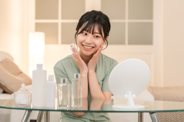 眉の輪郭を整える女性顔剃り