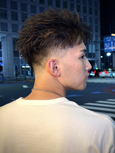 フェードカット×ツイストパーマで魅せる大人の男らしさ!