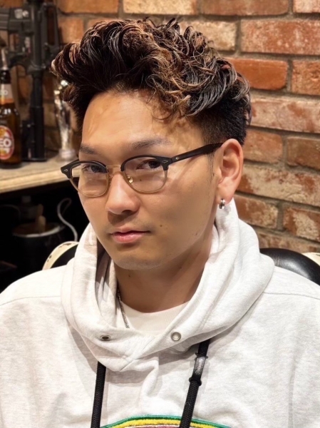 清爽帥氣的兩側削短上翹短髮