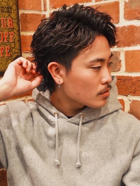 知的な印象を与える、サイドパートスタイル