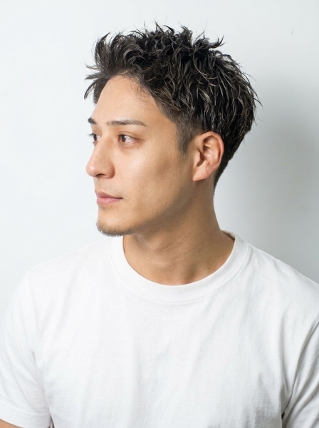 ツーブロックショートでつくる、清潔感と抜け感