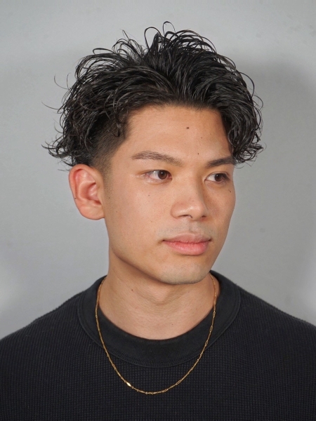 強めパーマ×フェードで魅せる大人スタイル