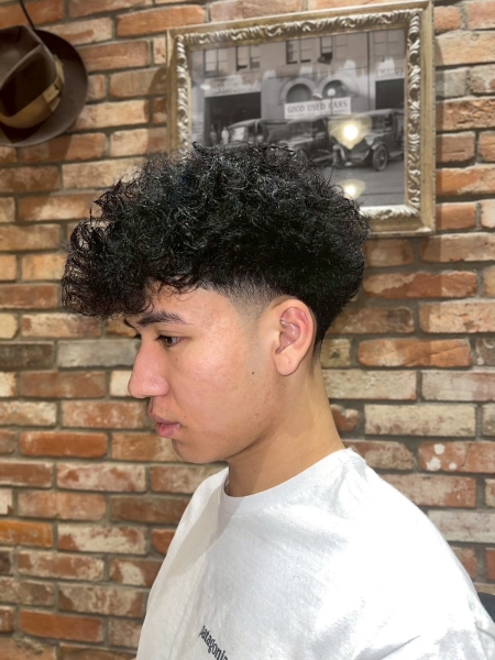 清潔感とナチュラルさが魅力のテーパーフェード