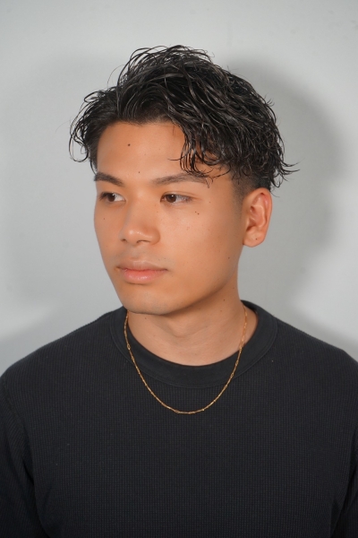色気と清潔感を叶える濡れ感パーマ