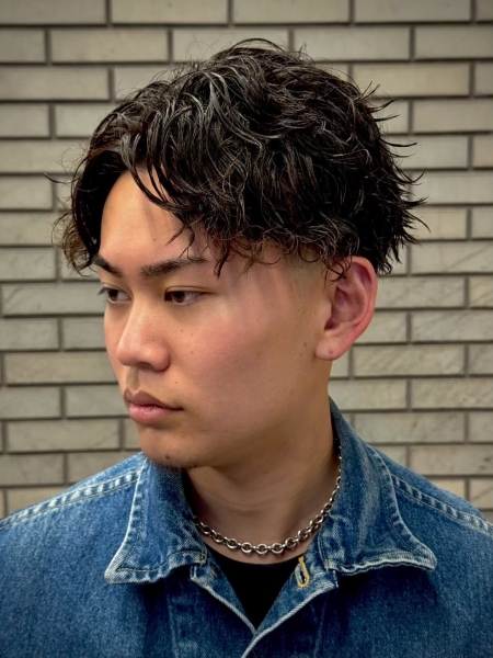 色気とラフさを楽しむ、ツーブロックウェーブセンターパート
