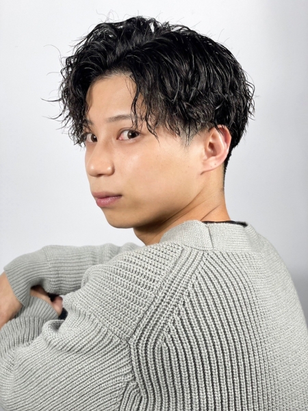 大人の余裕漂うツイストスパイラル