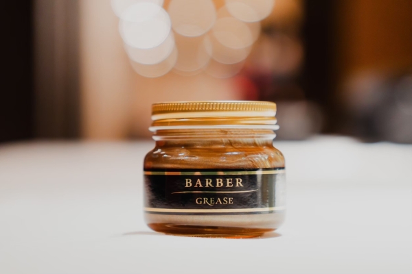 男のスタイリングは、グリースでキマる。