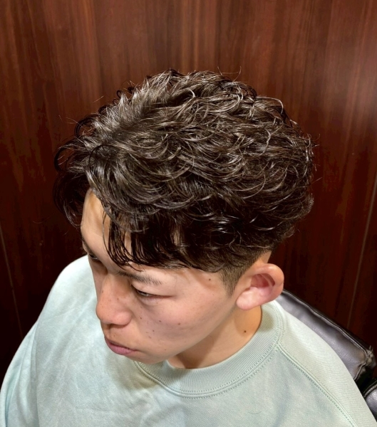 清潔感と動きを両立した大人のセンターパート×ツーブロック