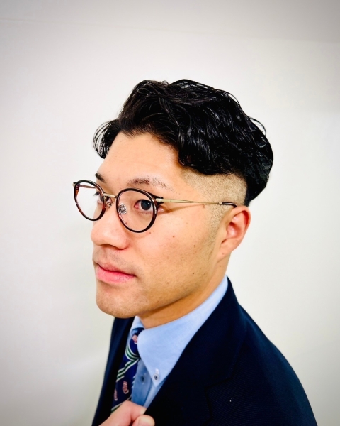 眼鏡をかけると髪型が重く見える？似合わせのポイント