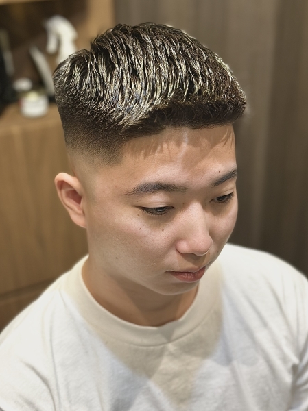 直毛男子に人気！秋のフェザーアップ×スキンフェード