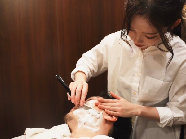 大人の余裕を感じさせる極上の顔剃り