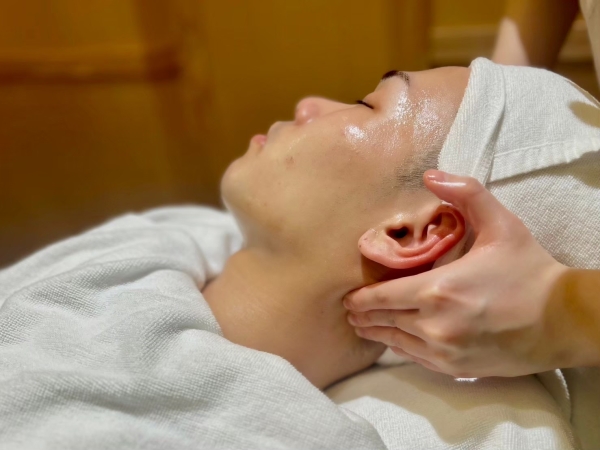 肌のツヤを取り戻すフェイシャルケア