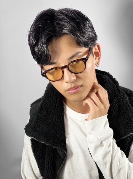 大人の抜け感が決まるセンターパート**