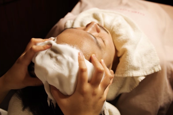 疲れた頭皮をリセット！炭酸スパで整う大人のメンズケア