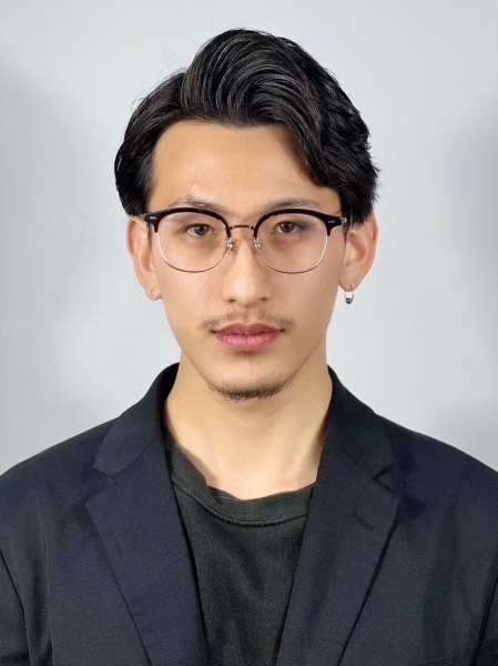 七三分けで大人の余裕を演出
