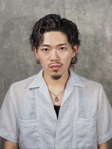 無造作×束感で魅せる“ウルフヘア