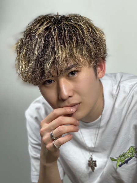 スーツにも似合うパーマスタイルで品よく魅せる