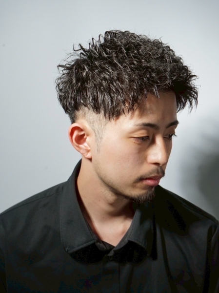 縦ツイストショートアップバング