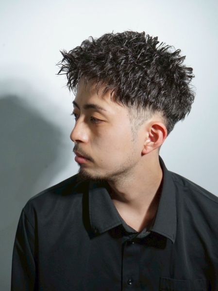 縦ツイストショートアップバング