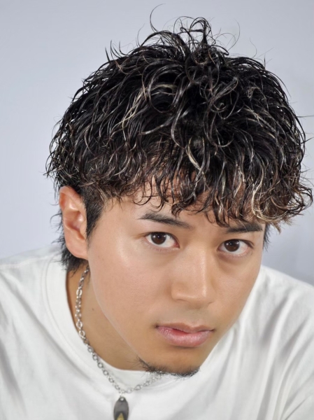 大人の濡れ質感パーマで色気を出す