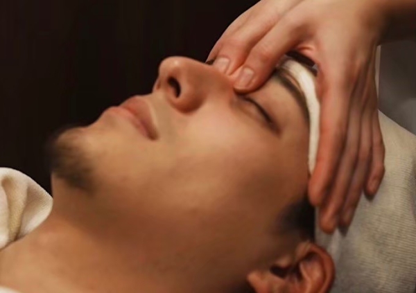 第一印象を磨く。至福の「顔ほぐし」ケア