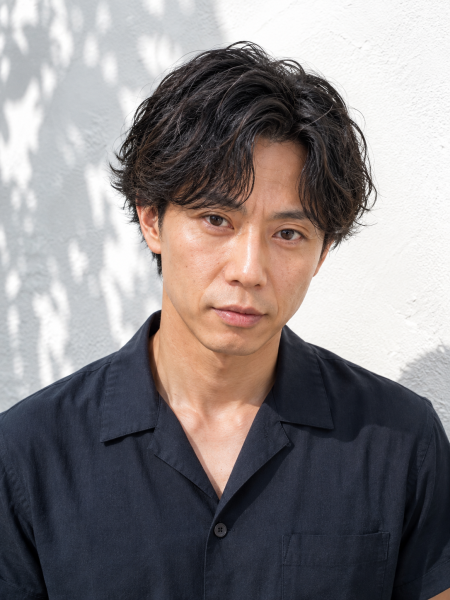 大人男性の品格。センターパート×ニュアンスパーマ