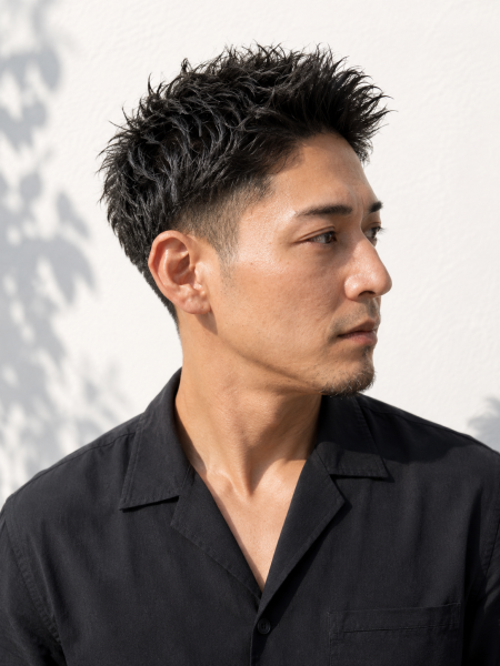 清潔感と男らしさを両立。大人のアップバングショート