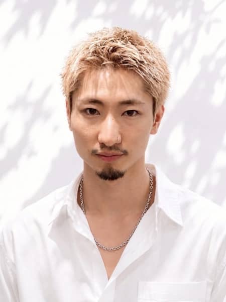 ハイトーンベリーショートで魅せる大人のスタイル