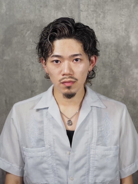 ラフさと品を両立した大人のウェーブヘア