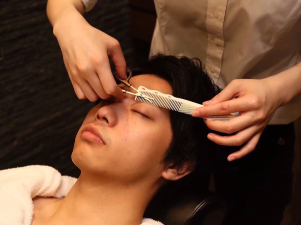 眉カットで印象アップ！デキる男の新常識