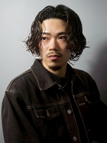 “抜け感ウルフ”でつくる秋の大人メンズパーマ