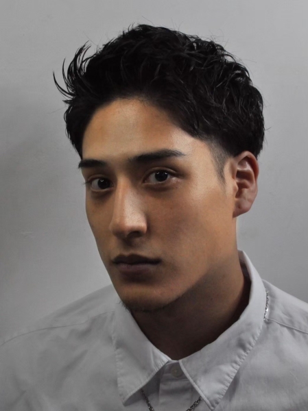 大人の落ち着きを演出!黒髪刈り上げショート