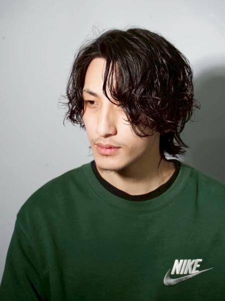 大人の余裕。センターパート×パーマで若々しく