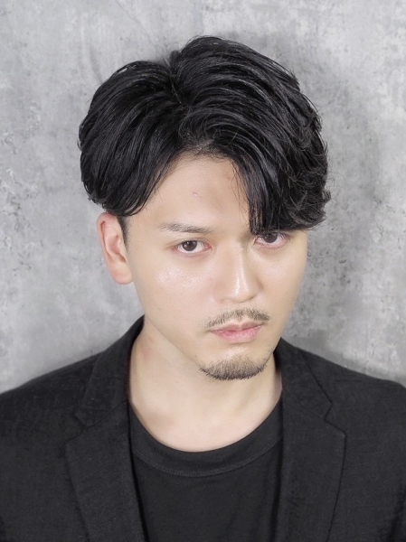 上品に魅せる大人のフェザーパーマスタイル