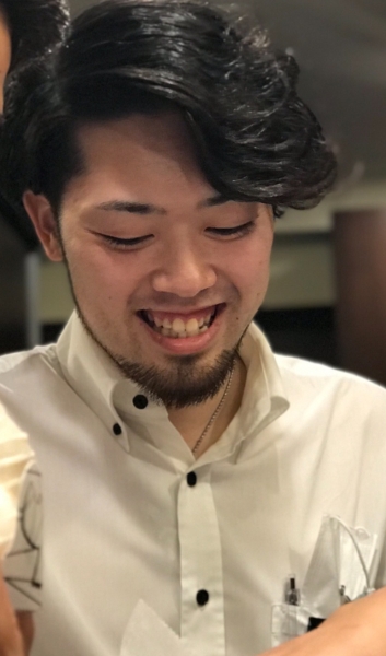 色気と清潔感を両立するミディアムスパイラル