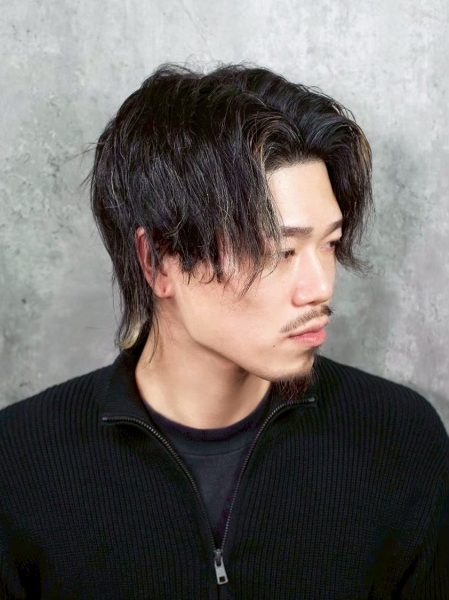 大人男性に似合う2月のセンターパート