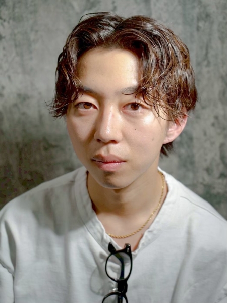 仕事にも合う大人のセンターパートパーマ