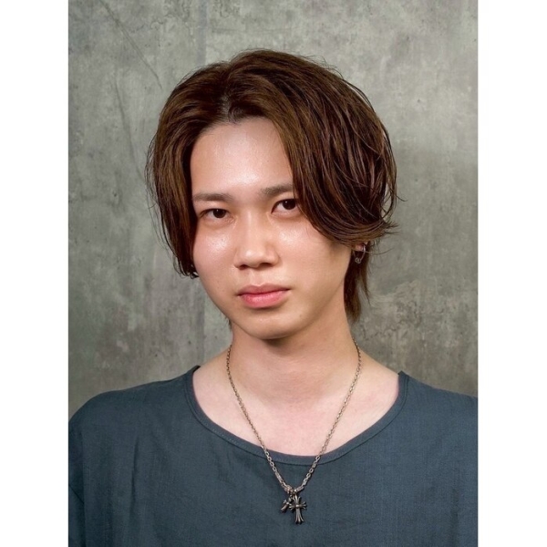 センターパートで大人の余裕を演出