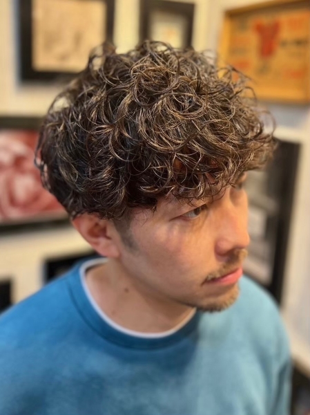 大人の色気と立体感。スパイラルパーマが人気です