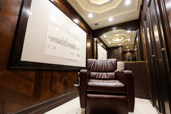 周りを気にせず整えられる、個室完備のバーバー