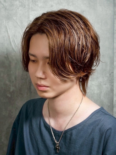 【ミディアム×ウルフ×センターパート】抜け感と色気が両立する大人メンズスタイル〈理容室〉
