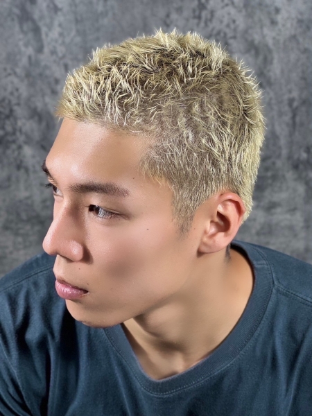 金髪ショートモヒカン